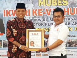 Tokoh Peduli Insan Pers, Irfendi Arbi Raih IKW RI Award