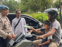 Porlres Pessel Bagikan Takjil untuk Pengendara